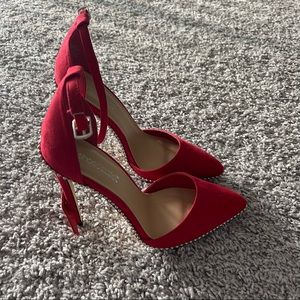 Red shoe dazzle pumps in size 9.